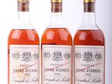 trois bouteilles de vin posées sur une surface blanche