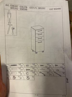 quelqu'un tient un bout de papier sur lequel est dessiné un meuble