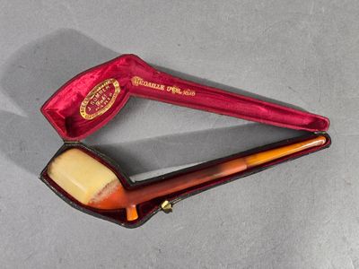 un étui rouge contenant une paire de lunettes