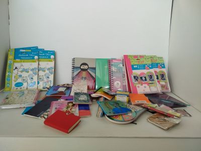beaucoup de livres rangés les uns à côté des autres sur une étagère