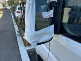 une camionnette blanche garée sur le bord de la route