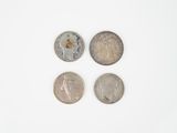 quatre types de pièces différents sont présentés sur une surface blanche
