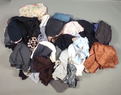 Fripe et vêtements d'occasion : Un ensemble d'environ 50 vêt…