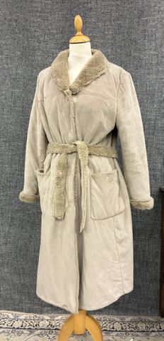 ARMANI JEANS – Manteau imitation daim et fausse fourrure. Avec ce...