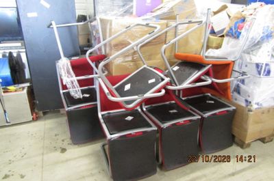 une pile de bagages posée sur une pile de cartons