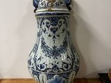 un vase bleu et blanc posé sur une table en bois