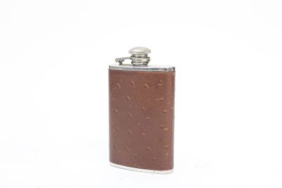 Flasque à alcool gainé de cuir d'autruche havane.