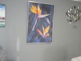 une photo d'un salon avec un canapé et un tableau accroché au mur