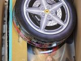 une boîte contenant une roue de voiture