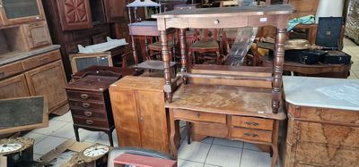 a lot of furniture that is sitting in a room