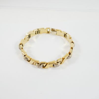 un bracelet en or serti de diamants sur fond blanc