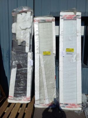 de nombreux matelas empilés sur une palette à l'extérieur d'un immeuble