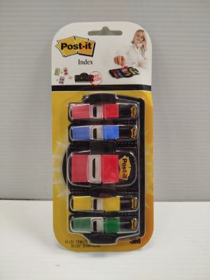 un gros plan sur un paquet de Post-it posé sur une table