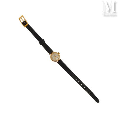 un gros plan d'une montre sur une surface blanche avec un fond blanc