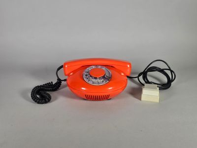 Téléphone de la marque Tesla Stropkov, modèle TA 32. Tchécoslovaquie,  - Photo 1