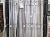 il y a beaucoup de modèles différents de rayonnages métalliques dans le magasin