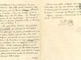 un vieux document sur lequel figurent des inscriptions est ouvert à une page