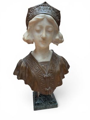 statue d'une femme portant une couronne sur la tête