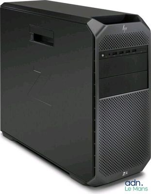 une tour d'ordinateur de bureau noire sur fond blanc