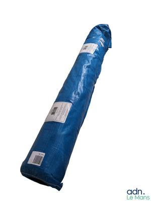 un rouleau de bâche bleue sur fond blanc
