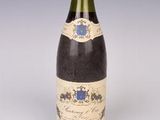 une bouteille de vin posée sur une table