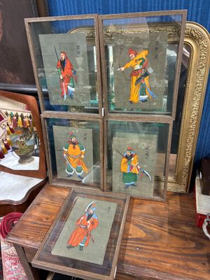 quatre photos encadrées posées sur une table en bois avec un miroir