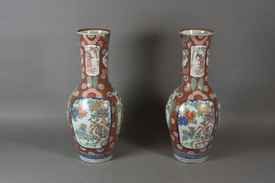 JAPON Paire de grands vases balustre en porcelaine polychrom…