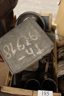 une boîte remplie d'objets posés sur une table