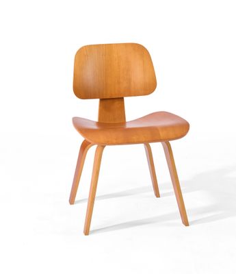 une image d'une chaise en bois sur fond blanc