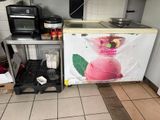 une photo d'une cuisine avec un réfrigérateur et un plan de travail