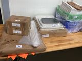 de nombreuses boîtes et colis posés sur une table dans une pièce
