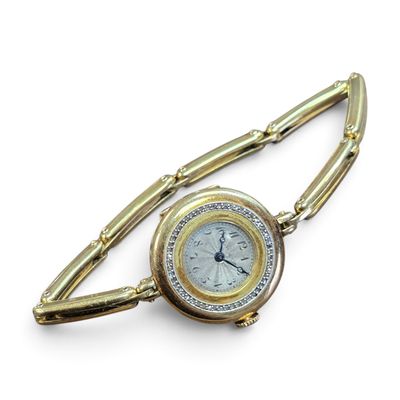 une image montrant un gros plan d'une montre montée sur un bracelet