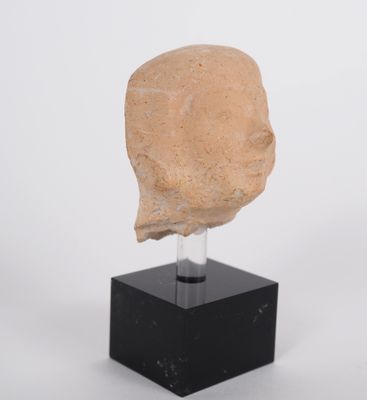 Tête de figurine antique en terre cuite. 7 cm