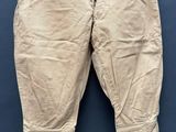 un gros plan sur un pantalon accroché au mur