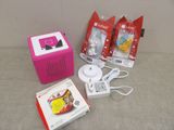 une radio rose et d'autres objets posés sur une table