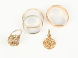trois bagues en or et une bague ornée d'un diamant
