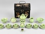 une image représentant un service à thé vert avec des tasses et des soucoupes