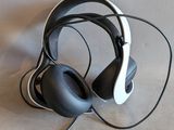 un casque posé sur une table