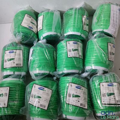de nombreux rouleaux de cordon vert emballés dans des sacs en plastique