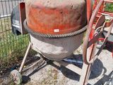 une bétonnière garée sur le bord de la route