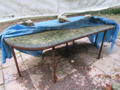 une table recouverte d'une nappe bleue