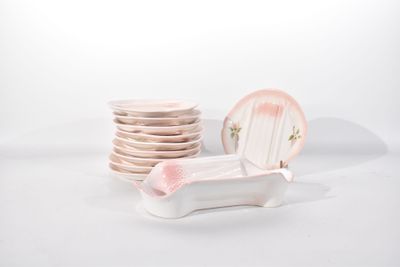 de nombreuses assiettes et bols posés sur une surface blanche