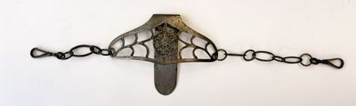 un couteau accroché au mur à l'aide d'une chaîne