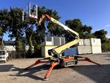 un homme sur une nacelle élévatrice au milieu d'un parking