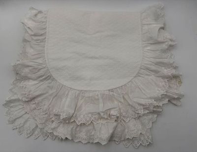 Réunion de linge de berceau : dessus de berceau, taie d'orei…