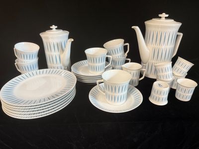 une photo d'un ensemble de plats et de tasses blancs et bleus