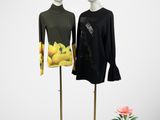 Deux mannequins se tiennent à côté d'une plante en pot