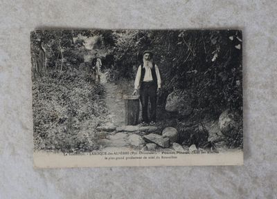 une photo en noir et blanc d'un homme debout dans les bois