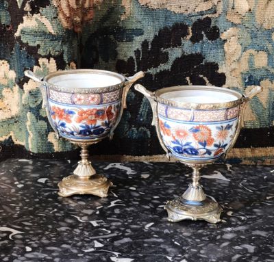 deux vases posés sur une table