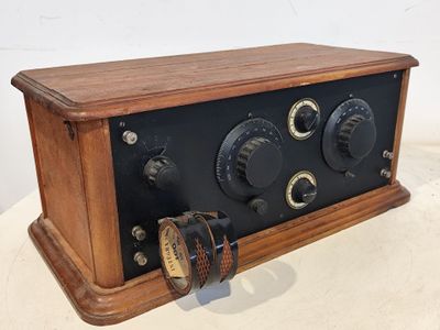 une vieille radio posée sur une table